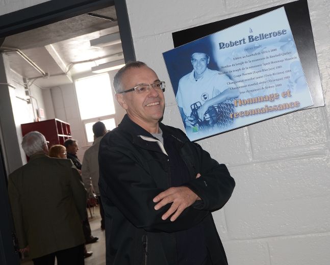 Une plaque relatant les exploits de la carrière de Robert Bellerose est maintenant apposée devant le vestiaire des arbitres du stade Fernand-Bédard, qui porte maintenant son nom. Un bel hommage pour l'ancien officiel de 56 ans.