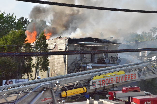 Des flammes se dégageaient de l'entre-toit à l'arrivée des pompiers.
