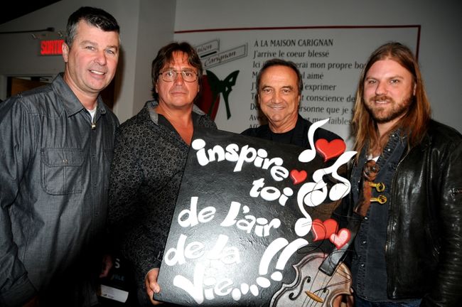 Yvon Carignan, fondateur de la Maison Carignan, et Claude Dubois présente le tableau qu’a offert un des résidents au chanteur. Ils sont entourés de Michel Letarte, propriétaire de KAPTR, et Steve Hill, guitariste. 