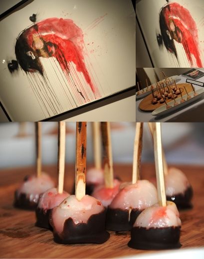 Les litchis marbrés au poivre rose, cœur de Louis d’Or et chocolat noir de Tanzanie de Dany Willard le tableau Bercer les fluides d'Isabelle Clermont. 