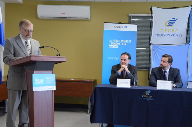 Le directeur général du Cégep de Trois-Rivières, Raymond-Robert Tremblay, a souligné que son institution travaillait depuis plusieurs années sur le projet d’agrandissement du CMQ. À sa gauche, les ministres Pierre Duchesne et Yves-François Blanchet.