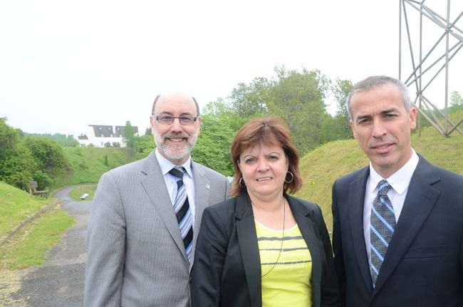 Le député fédéral de Trois-Rivières, Robert Aubin, la présidente de Culture Mauricie, Josée Grandmont et le directeur général, Éric Lord, invite les Trifluviens à visiter les Forges du Saint-Maurice cet été.