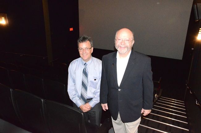 Les deux propriétaires du cinéma Le Tapis rouge, Robert Binette et Jacques Foisy.