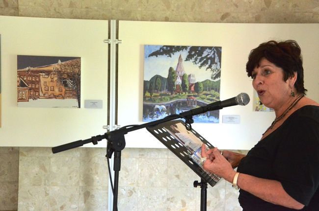 La présidente de la Corporation de développement culturel de Trois-Rivières, Stella Montreuil, a présenté la nouvelle exposition itinérante Dans mon souvenir aux locataires de la résidence Les Marronniers.