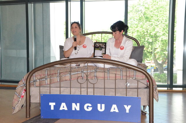 L’équipe de Médiat-Muse a organisé un « bed-in » illustrant l’amour des intervenants culturels pour les institutions muséales régionales. Sur la photo: Andréanne Blais, coordonnatrice de Médiat-Muse, et Marie-Andrée Levasseur, présidente du regroupement des institutions muséales de la Mauricie et du Centre-du-Québec.