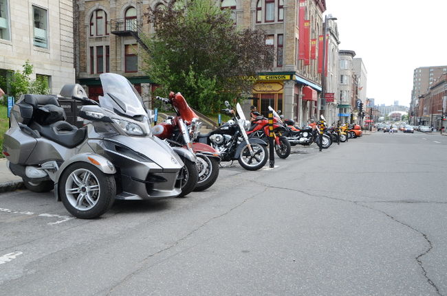 Sur la rue Notre-Dame Centre, un peu à l’est de la rue des Forges, se concentrent maintenant 87 places de stationnement réservées aux motos.