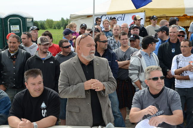 Jean Simoneau, président du syndicat des travailleurs de Silicium Québec, Michel Dupont, de la FTQ, et Clément Masse, président du principal syndicat de l’Aluminerie de Bécancour.
