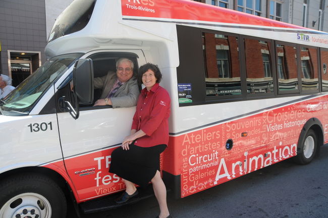 Le président de la STTR, Michel Bronsard, au volant de l’autobus touristique en compagnie de Yolande Masse, directrice de Tourisme Trois-Rivières. 