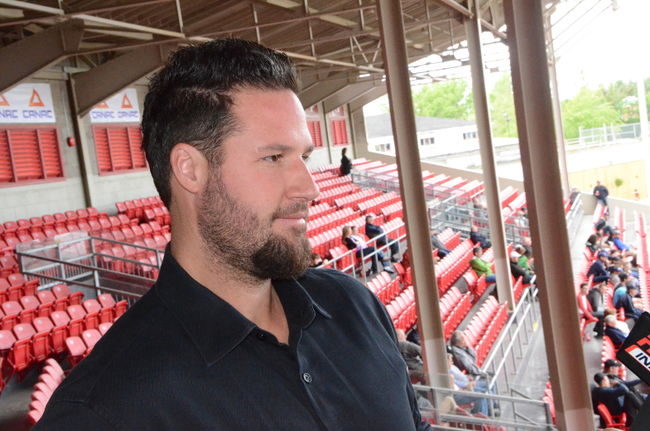 Éric Gagné a effectué un arrêt rapide au stade Fernand-Bédard, dimanche. Il a rencontré les partisans en plus de signer plusieurs autographes.
