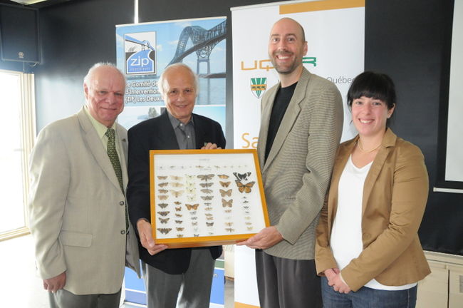 Jean-Pierre Bourassa, profeseur associé à l’UQTR, et Patrick Paré, biologiste et directeur de la recherche et de la conservation au Zoo de Granby, présentent les diverses espèces de papillon répertoriés à l’Île Saint-Quentin. Ils sont encadrés de Yvan-Noël Guindon, directeur général de la Corporation pour le développement de l’Île Saint-Quentin et de Mylène Vallée, directrice du Comité ZIP Les Deux Rives.