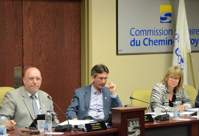 Yvon Lemire, président de la Commission scolaire Chemin-du-Roy, Denis Lamy, vice-président et Chantal Morin, directrice générale adjointe, lors de la séance du Conseil des commissaires qui a permis l’adoption du budget 2013-2014.