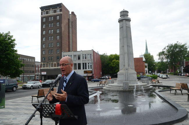 Le maire Yves Lévesque a procédé à l’inauguration officielle de la «nouvelle» place Pierre-Boucher le 17 juin.