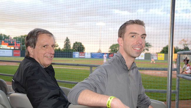 Miles Wolff était l’un des spectateurs attentifs au match des Aigles de Trois-Rivières, le mardi 18 juin 2013, en compagnie de son fils Hoffman.