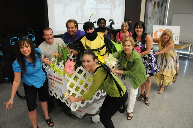 Les membres de la Fondation RSTR ont confectionné leur lit pour la course. Déguisés en papillon et en abeille, ils sont aidés,à gauche, de François Bellemare, du Monaco de Trois-Rivières, et Dominic Fugère, directeur général du Grand Prix de Trois-Rivières, et, à droite, de Lisette Tremblay, président de la Fondation RSTR, de Marie-Andrée Rousseau, agente de développement à la Fondation, et de Natalie Villemure, directrice générale de la Fondation.  