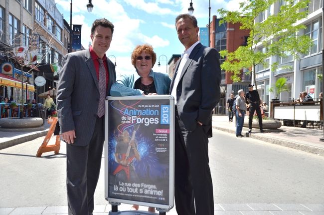 De gauche à droite: Steve Dubé, directeur général de la Corporation de l’Amphithéâtre de Trois-Rivières, Monique Leclerc, conseillère municipale et Roger Picard, président du conseil d’administration de la Corporation. En arrière-plan, le « cowboy de Trois-Rivières », qui contribue à l’animation de la rue des Forges à sa façon depuis des années.