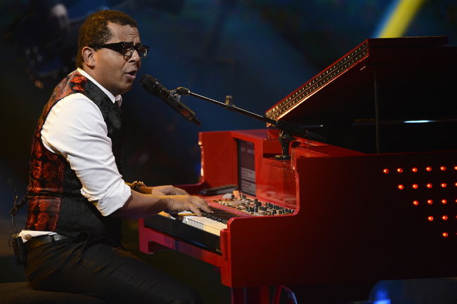 Gregory Charles a accepté de remplacer la troupe de Showtime à pied levé pour le spectacle du 30 juin sur la scène des Voix Populaires.