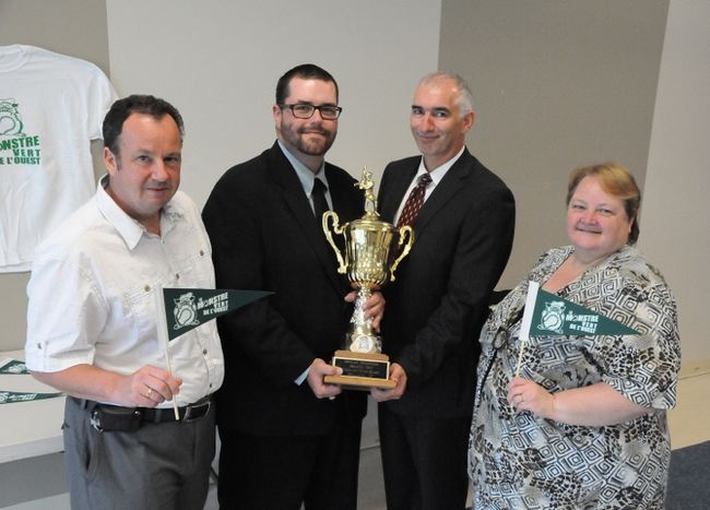 Le président du tournoi, Pierre Gélinas, le président de Baseball Mauricie, Mathieu Hamelin, le vice-président de l’Association du baseball mineur de Trois-Rivières Ouest, Jean Beaulieu, et la président d’honneur du tournoi, Linda Thiffault. 
