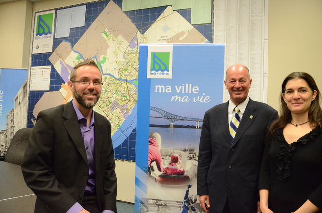 Julien St-Laurent, de la division environnement de la Ville, le maire Yves Lévesque et la chercheuse Caroline Larrivée, du consortium Ouranos.