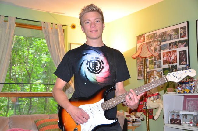 Philipp Rothenberger a profité de son expérience d’échange étudiant pour s’initier à la guitare électrique offerte par sa famille d’accueil trifluvienne.