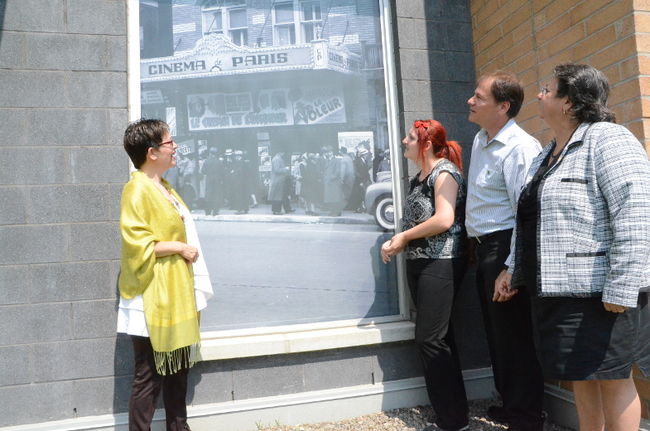 Hélène Trépanier, directrice générale de la résidence Le Coin St-Paul, Catherine Perron, chargée de projet et guide touristique, Jean-François Aubin, président du conseil d’administration de la Corporation Spect-Arts et Sylvie Tardif, conseillère municipale du district Marie-de-l’Incarnation, regardent une photo de l’ancien Cinéma de Paris