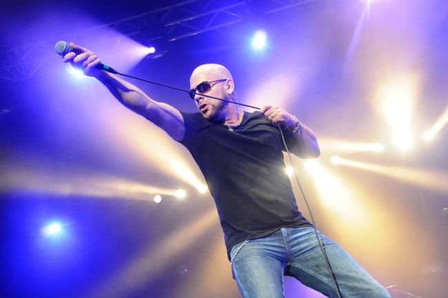 Le chanteur du groupe a fait vibrer la foule par sa prestance sur la scène. 