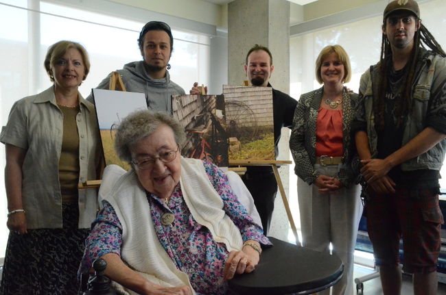 Dans l’ordre habituel : Lisette Tremblay, présidente du conseil d’administration de la Fondation régionale pour la santé de Trois-Rivières , Marguerite Deschenaux, présidente du comité des résidants du Centre d’hébergement Roland-Leclerc (à l’avant), Mathieu Marchand, photographe professionnel, Philippe Malchelosse, directeur général de Point de Rue, Lucie Letendre, directrice générale du Centre de santé et des services sociaux de Trois-Rivières, Olivier Lessard-Malette, participant au projet.