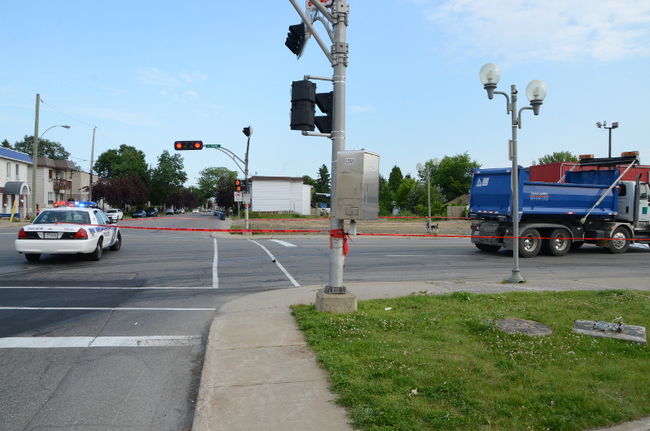 Une dame a été heurtée par un camion de la voirie de Trois-Rivières lundi après-midi à l'intersection des rues Rochefort et Fusey dans le secteur Cap-de-la-Madeleine.