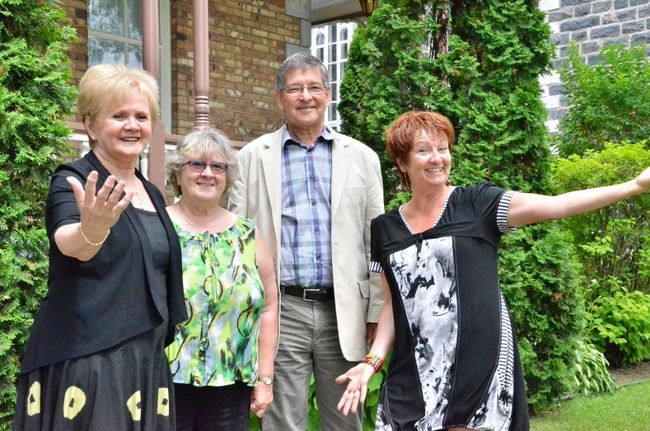 Dans l’ordre habituel, la députée de Champlain Noëlla Champagne, Lise Cormier, présidente du symposium, Raymond Beaudry, maire de Champlain, et Mireille LeBlanc, conseillère municipale responsable de la culture à Champlain.