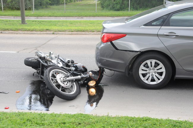 Une moto a perdu le contrôle lors d'une manoeuvre de dépassement avant de percuter une automobile devant lui.