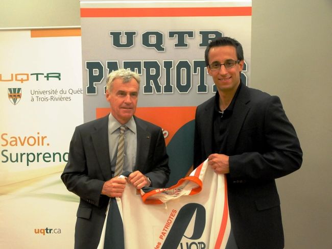 André-François Lafond, directeur du Service de l’activité physique et sportive de l’UQTR, en compagnie de Marc-Étienne Hubert, nouvel entraîneur-chef et responsable du recrutement des joueurs des Patriotes.