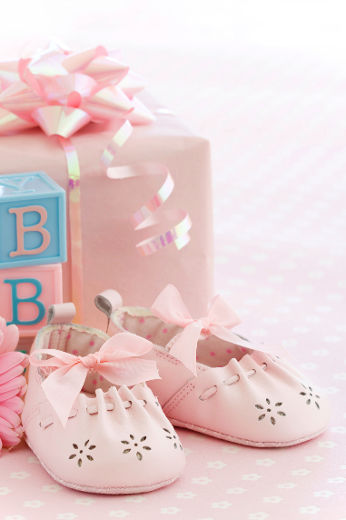 Des cadeaux sont offerts à la future maman.