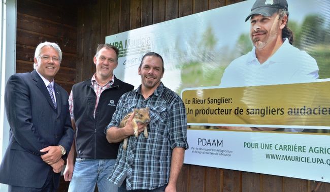 Dans l’ordre habituel: Norman Houle, directeur régional de la Mauricie au ministère de l’Agriculture, des Pêcheries et de l’Alimentation du Québec, Martin Caron, président de la Fédération de l’Union des producteurs agricoles de la Mauricie, et Nicolas Gauthier, propriétaire de la ferme Le Rieur Sanglier à Yamachiche.