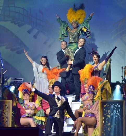 Le spectacle De Céline Dion à La Bolduc de la troupe Québec Issime, c’est plus de 400 costumes rappelant les différentes tendances du siècle dernier.