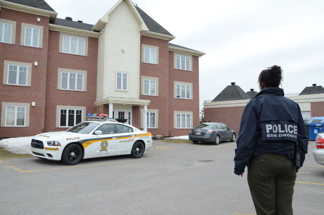 Au cours des cinq dernières années, les enquêtes des escouades régionales mixtes ont mené à de nombreuses arrestations et perquisitions, comme cela a été le cas le 16 avril 2013, dans cet immeuble à condos de Trois-Rivières.