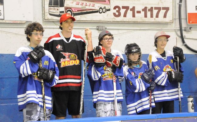 Les joueurs des Coyotes de Louiseville ont joué une partie de hockey balle avec Marc-André Fleury.
