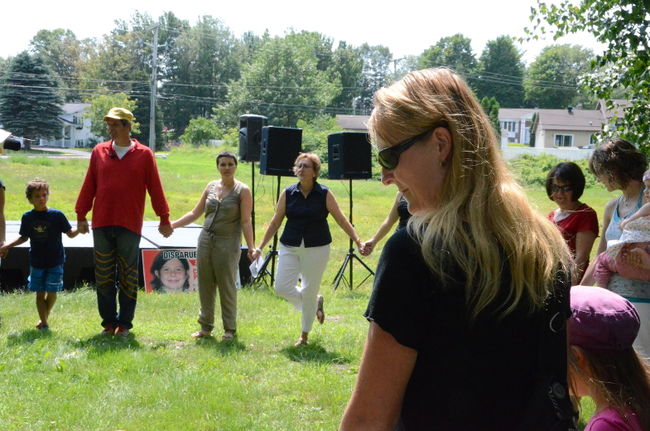 La Fondation Cédrika Provencher a invité la population à former une chaîne humaine afin de souligner la Journée mondiale de prévention des enlèvements d’enfants.