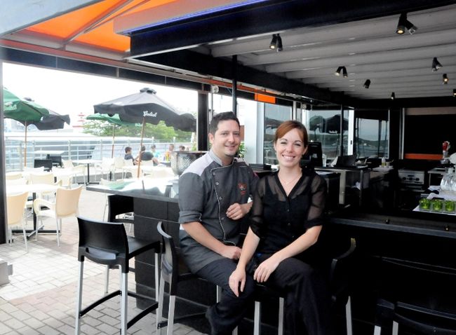 José Pierre Durand et Émilie Poulin sur la nouvelle terrasse du Poivre Noir