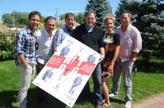 Le réalisateur lors de son passage dans la région en compagnie d’une partie de la distribution du film Hot Dog. Dans l’ordre habituel, on reconnaît Éric Salvail, Marc-André Lavoie, Rémy Girard, Paul Doucet, Édith Cochrane et Pierre-François Legendre. 