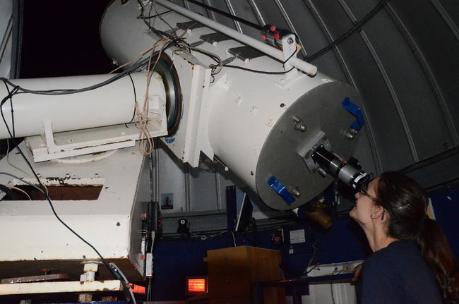 Katherine Légaré scrute le ciel à l’aide du télescope de l’Observatoire du Cégep de Trois-Rivières.