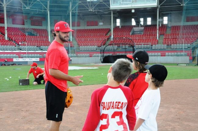 Maxime Poulin apprend aux jeunes comment exécuter un double jeu.