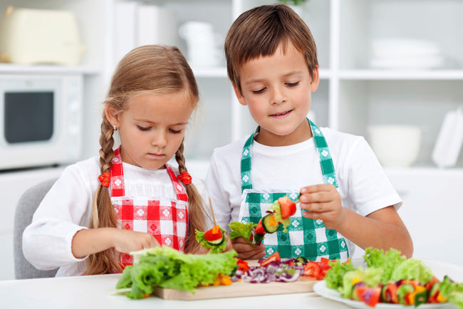 Les enfants se sentent importants au sein de la famille en participant à la conception des recettes.
