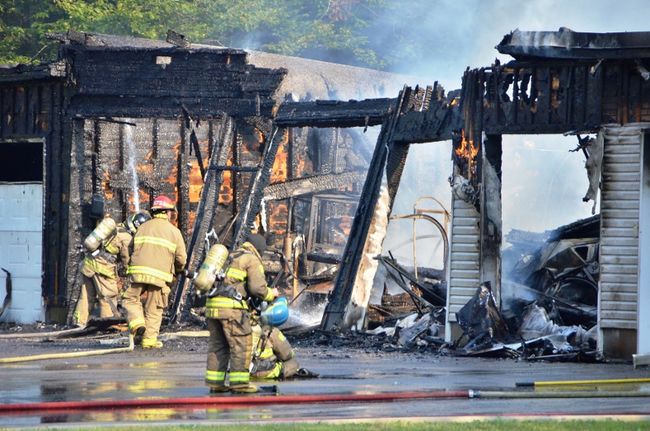 À l'arrivée des pompiers, la majeure parie du bâtiment était embrasée.