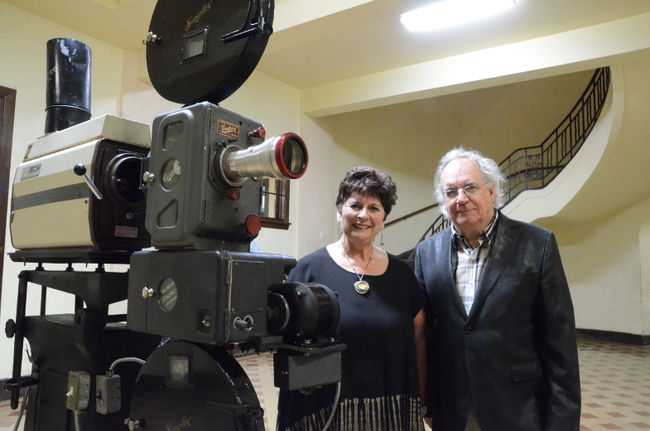 Stella Montreuil, directrice générale, et Gilles Leblanc, président du conseil d’administration de Ciné-Campus nous présentent un des projecteurs ayant servi au cours des 45 dernières saisons du cinéclub.