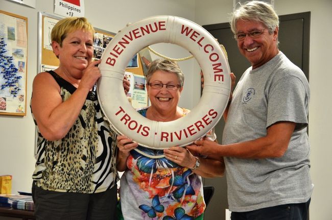 Mary Baker et Jocelyne Hébert se retrouvent au Foyer des marins tous les jeudis après-midi. Sur la photo, elles sont en compagnie du directeur de l’organisme, l’abbé Jocelyn Robichaud.