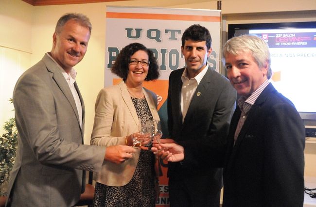Les coprésidents d’honneur du Salon, Marc Gervais et Claude Gauthier, encadrent la rectrice de l’UQTR, Nadia Ghazzali, et le coordonnateur du Salon, Daniel Payette