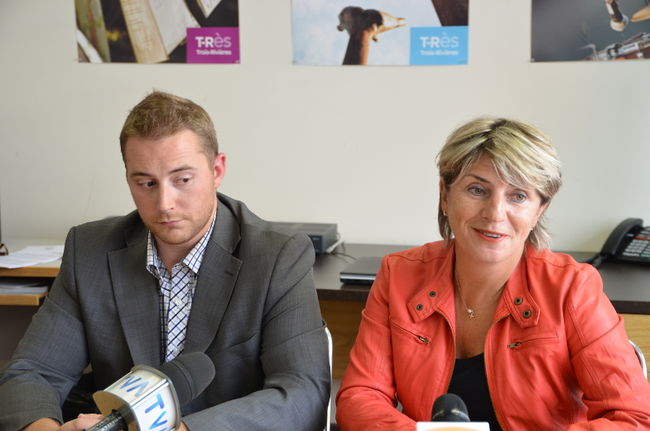 Danielle St-Amand a dénoncé l’inaction du gouvernement péquiste dans le dossier du Fonds d’aide aux victimes de la pyrrhotite. Elle était accompagnée de l’une d’entre elles, Marc-Olivier Gagné.