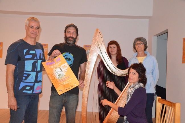 Francis Arsenault, directeur général et artistique du FIMU, Martin Brousseau, président du conseil d’administration de l’Atelier Silex, Anne-Marie Gagnon, directrice des communications du FIMU, Isabelle Clermont, artiste multidisciplinaire (à la harpe) et Joëlle F. Dallot, coordonnatrice de l’Atelier Silex.