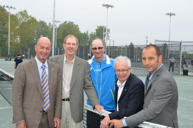 De gauche à droite, le maire Yves Lévesque, Jacques Rinfret de l’ATTR, François Giguère de Tennis Québec, René Goyette, conseiller du district de la Madeleine, et Jean-François Picard, directeur général du Complexe sportif Alphonse-Desjardins.