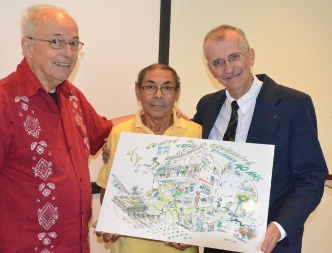 Claude Lacaille, Juan Montecinos et Jean-Claude Landry tenant la caricature mettant en relief les 40 ans d’action du CS3R.