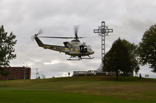 L'hélicoptère de la Sûreté du Québec a été nécessaire pour secourir le chasseur en détresse.